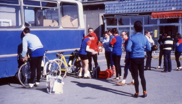 1979 04 13 préparation du départ devant la gare de Bourges