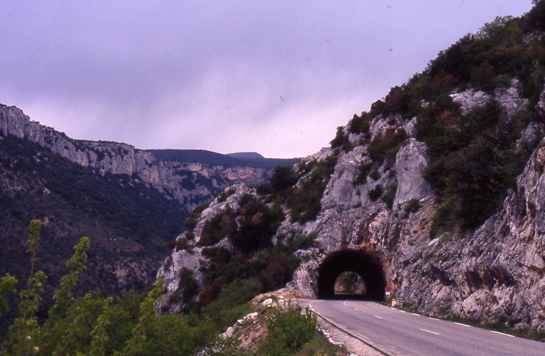 un tunnel sur la route des gorges de l'Ardèche