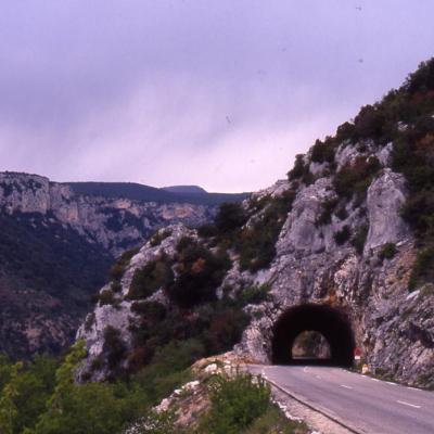 un tunnel sur la route des gorges de l'Ardèche