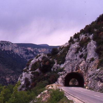 un tunnel sur la route des gorges de l'Ardèche