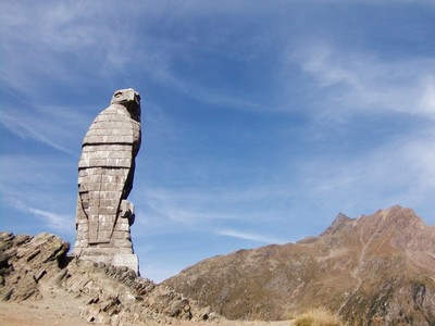 l'aigle en pierre au sommet du Simplon